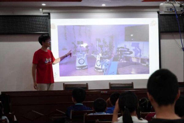 启天配资 电子科技大学志愿服务队让机器人走进苗乡侗寨